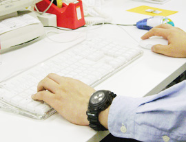 Illustration for article titled Thanko FMP3 Watch Transmits From Wrist to Radio